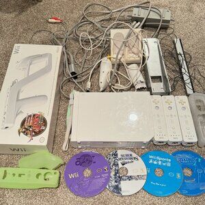 Wii Bundle Console, 3 Remote Controller, Charger, 4 Games, Zapper + Bonus Works